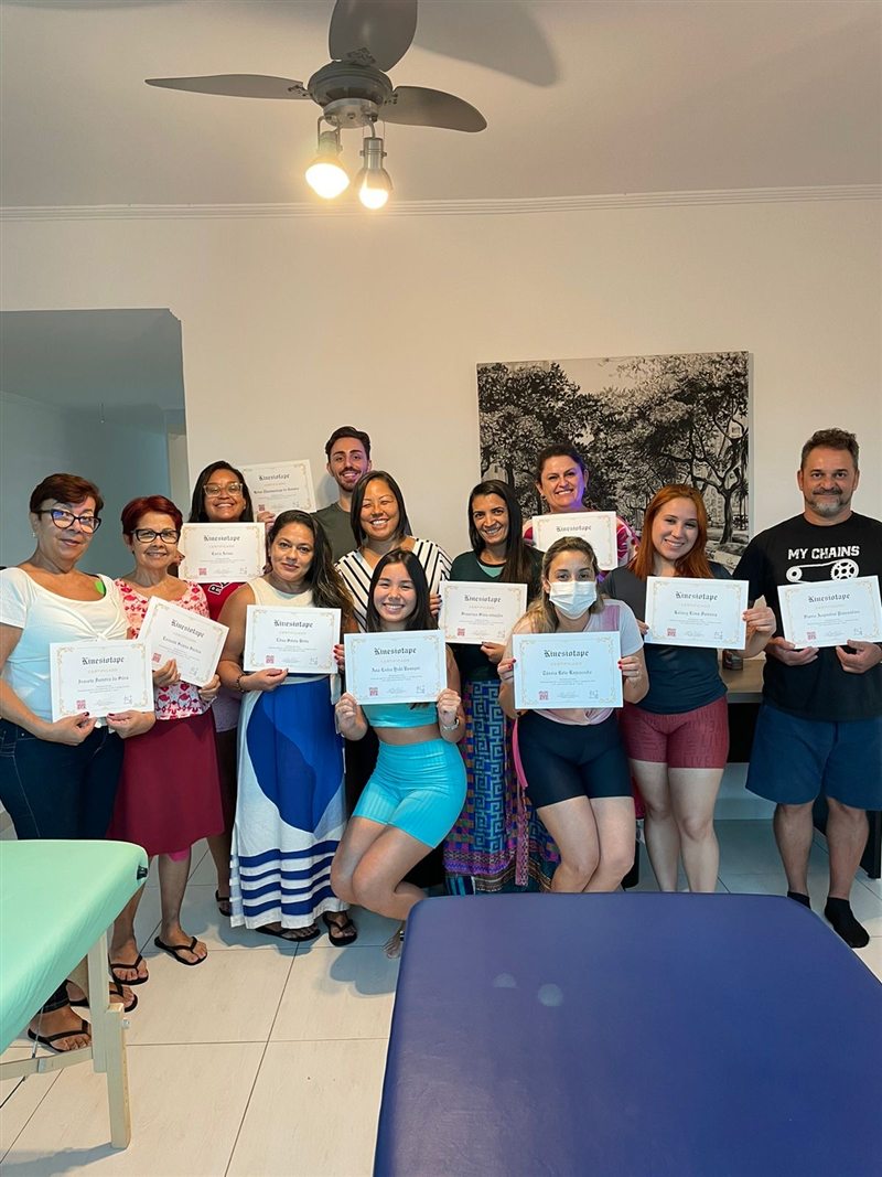 Turma formada no curso de Kinesiotape