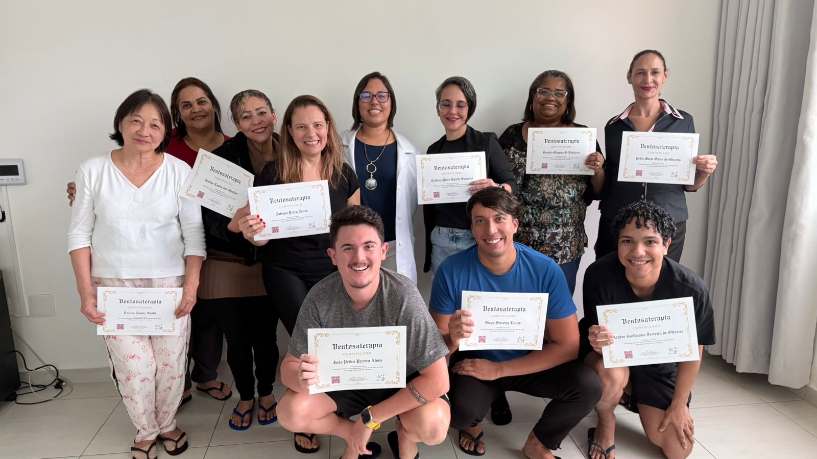 Turma do curso de ventosaterapia em Santos com os certificados nas mãos