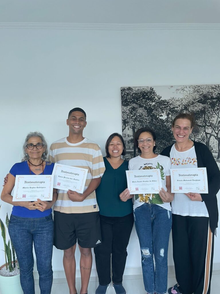 Turma de ventosaterapia com os certificados de conclusão