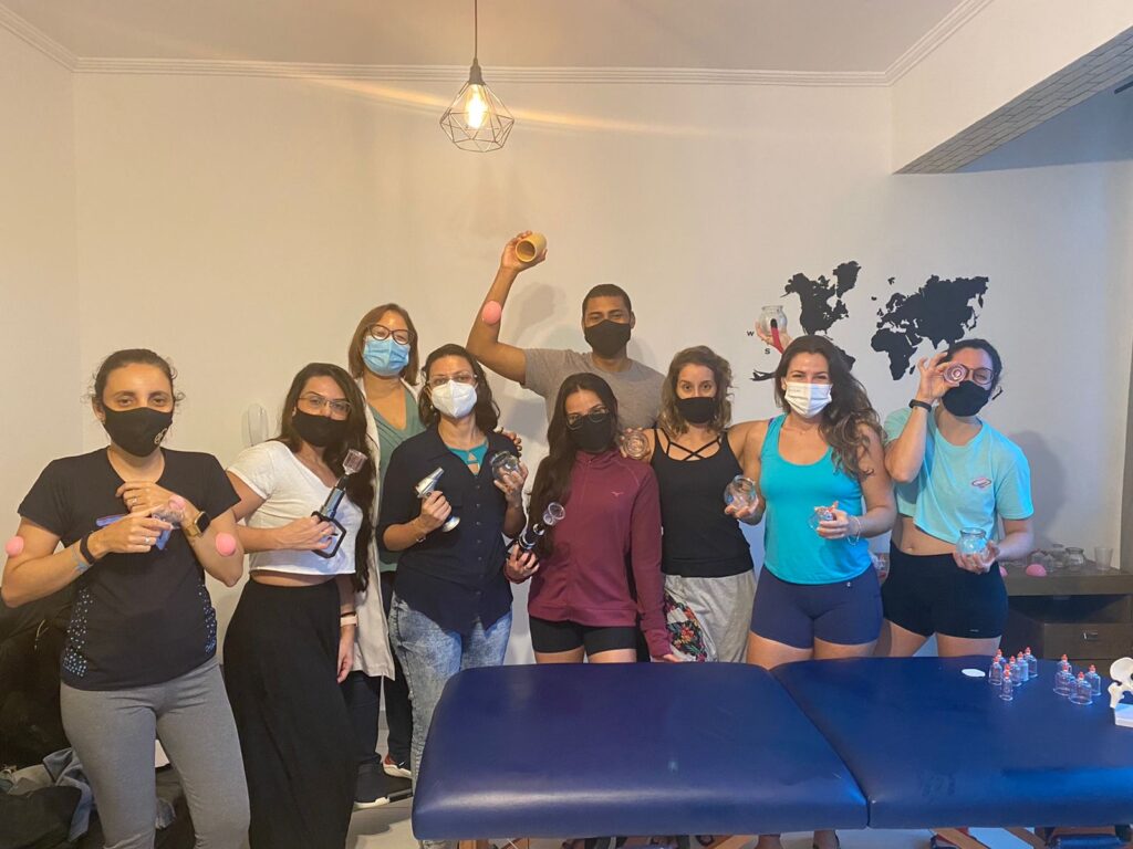 Turma segurando as ventosas de vidro no fim do dia de prática