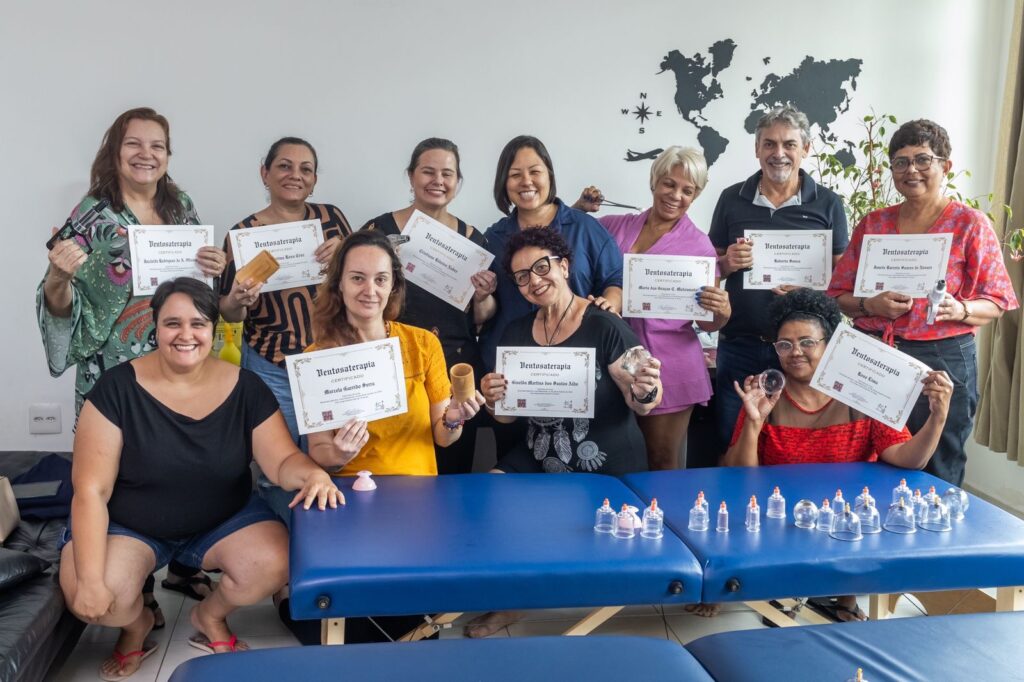 Turma com os certificados e as ventosas sobre a maca