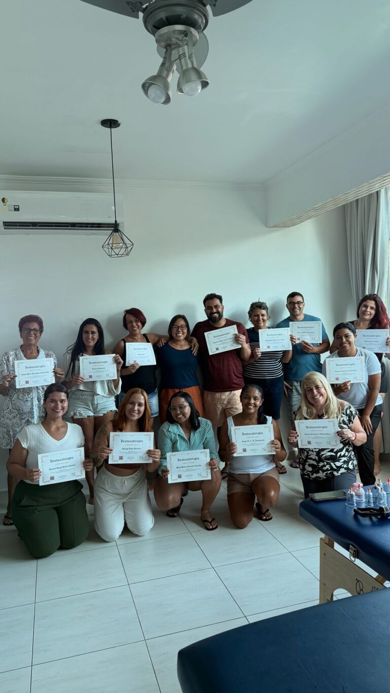 Alunas com os certificados de conclusão do curso