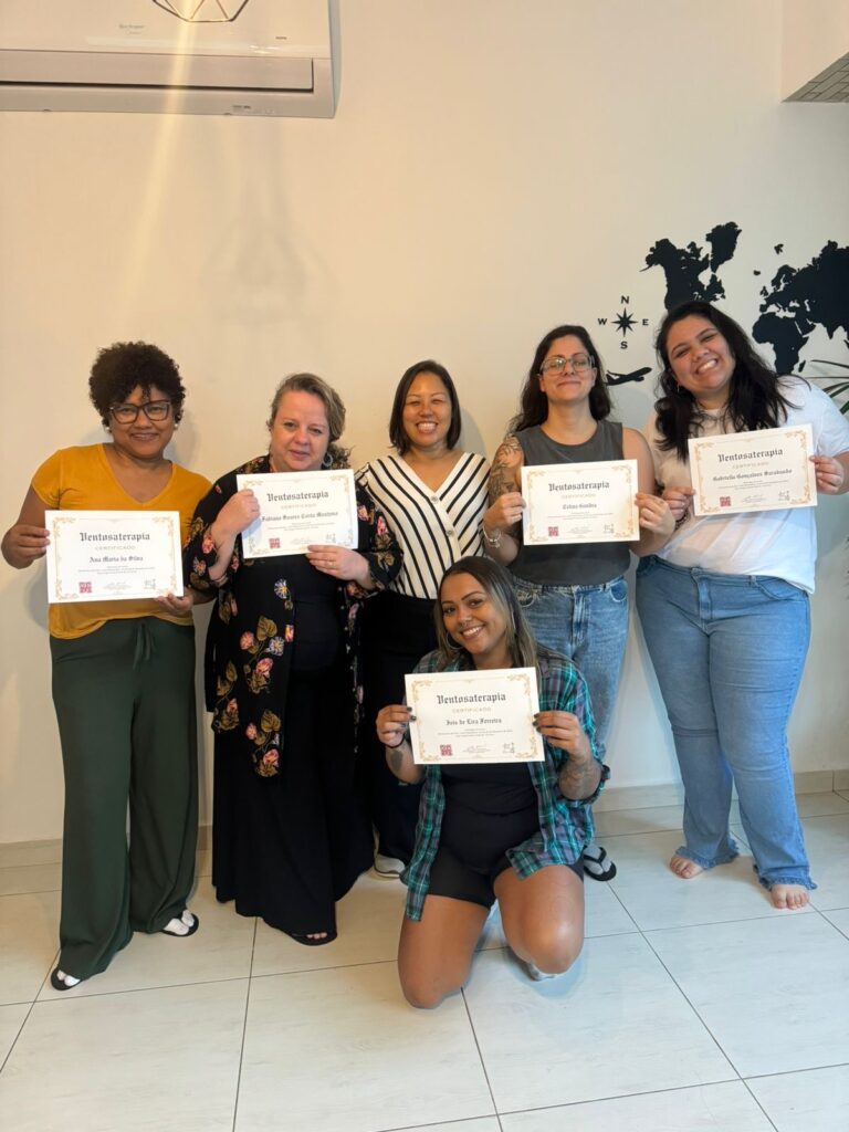 Grupo de alunos com os certificados de ventosaterapia