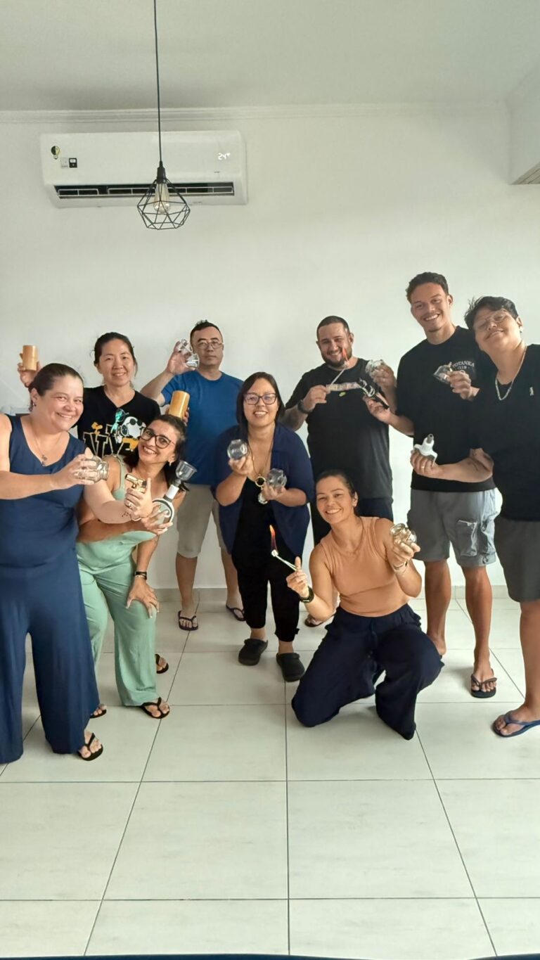 Alunos segurando as ventosas no fim do dia de prática
