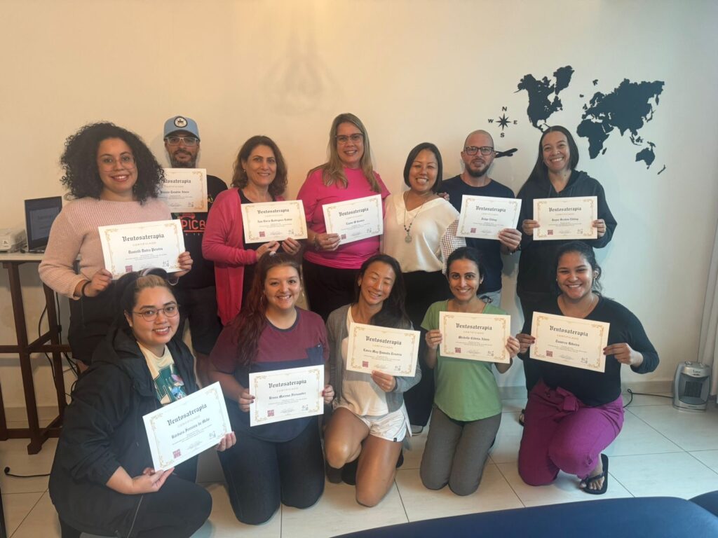 Alunos com os certificados de conclusão do curso de ventosaterapia